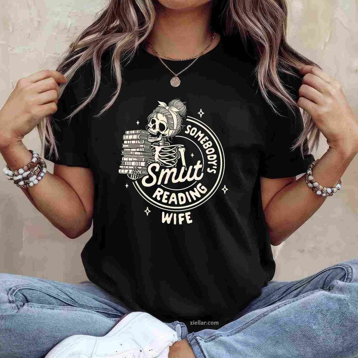 Smut Book Reader Spicy Romance T-Shirt, Somebody'S Smut Reading Wife Vintage Graphic Tee For Women